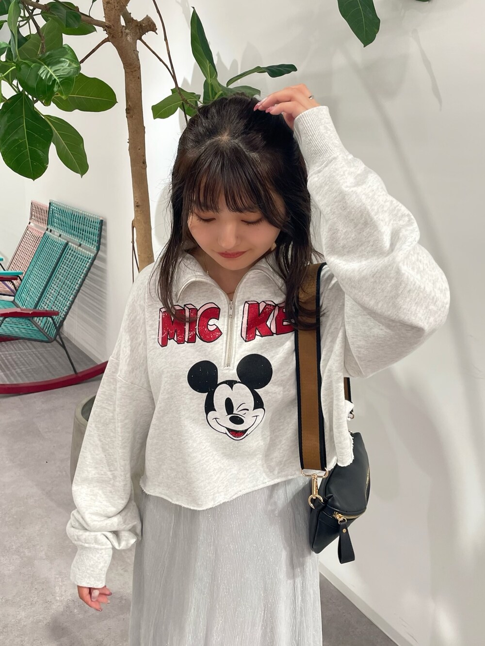 シルバー系のスカート、ブラック系のボディバッグ/ウエストポーチ、グレー系のスウェットを着用したレディースの秋コーディネートの4枚目の写真