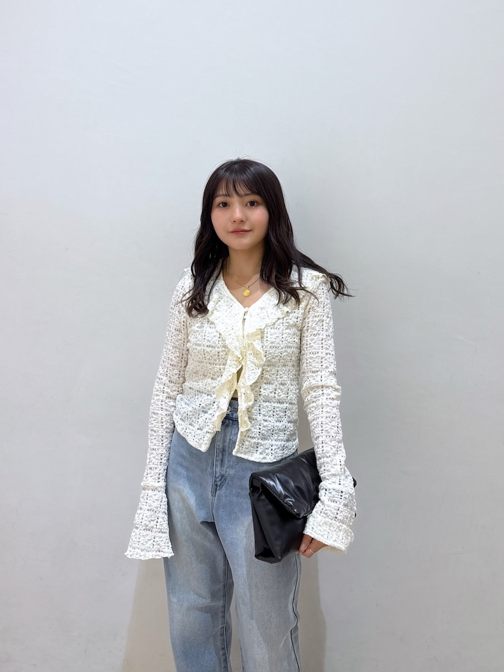 ブラウン系のブルゾン、ホワイト系のシャツ/ブラウス、ホワイト系のキャミソールを着用したレディースの春コーディネートの6枚目の写真