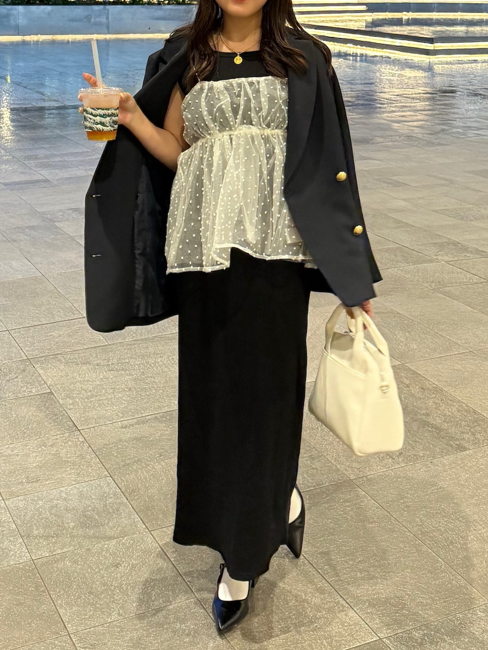 ブルー系のテーラードジャケット、ベージュ系のシャツ/ブラウス、ブラック系のワンピースを着用したレディースの春コーディネートの5枚目の写真