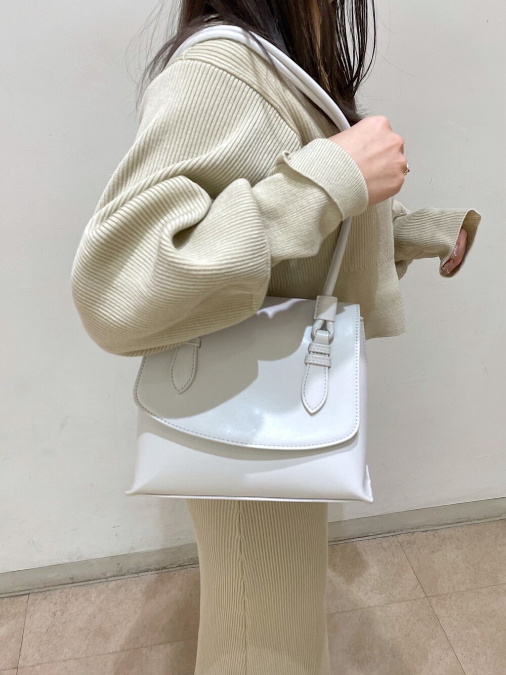 ベージュ系のワンピース、ベージュ系のカーディガン/ボレロ、ブラック系のバレエシューズを着用したレディースの春コーディネートの8枚目の写真