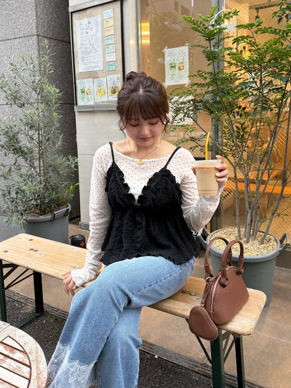 ブラック系のシャツ/ブラウス、ホワイト系のTシャツ/カットソー、ブルー系のデニムパンツを着用したレディースの夏コーディネートの4枚目の写真