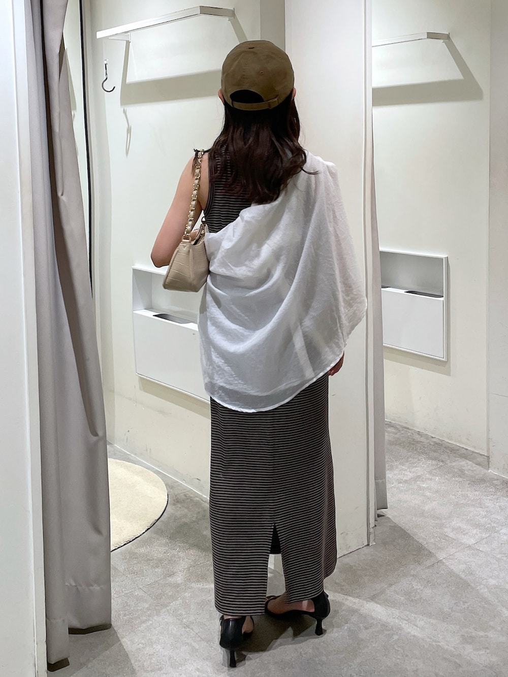 ブラウン系のワンピース、ホワイト系のシャツ/ブラウス、ベージュ系のトートバッグを着用したレディースの夏コーディネートの3枚目の写真