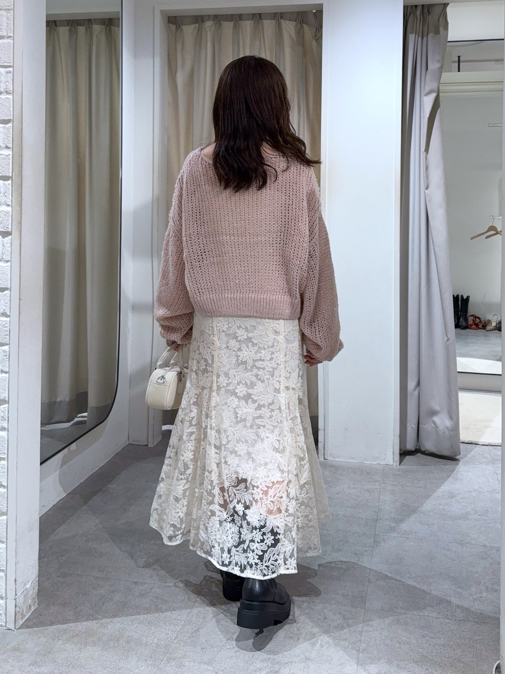 ホワイト系のニット/セーター、ホワイト系のキャミソール、ホワイト系のスカートを着用したレディースの秋コーディネートの3枚目の写真