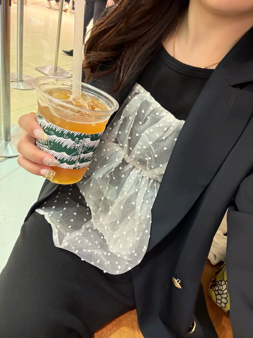 ブルー系のテーラードジャケット、ベージュ系のシャツ/ブラウス、ブラック系のワンピースを着用したレディースの春コーディネートの6枚目の写真