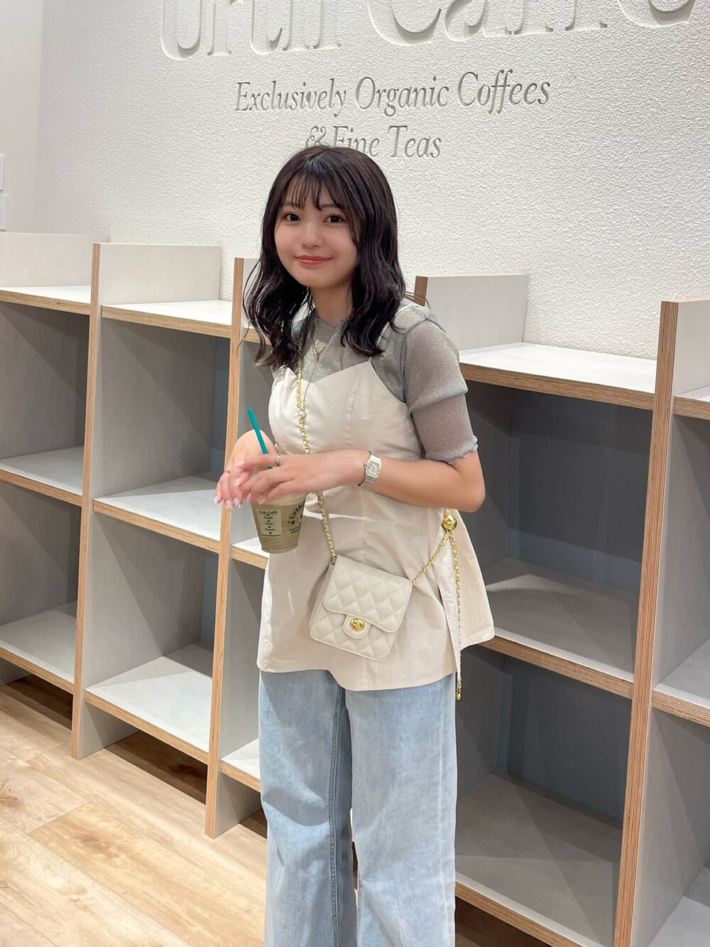 ホワイト系のショルダーバッグ、ブルー系のTシャツ/カットソー、ブルー系のデニムパンツを着用したレディースの夏コーディネートの4枚目の写真