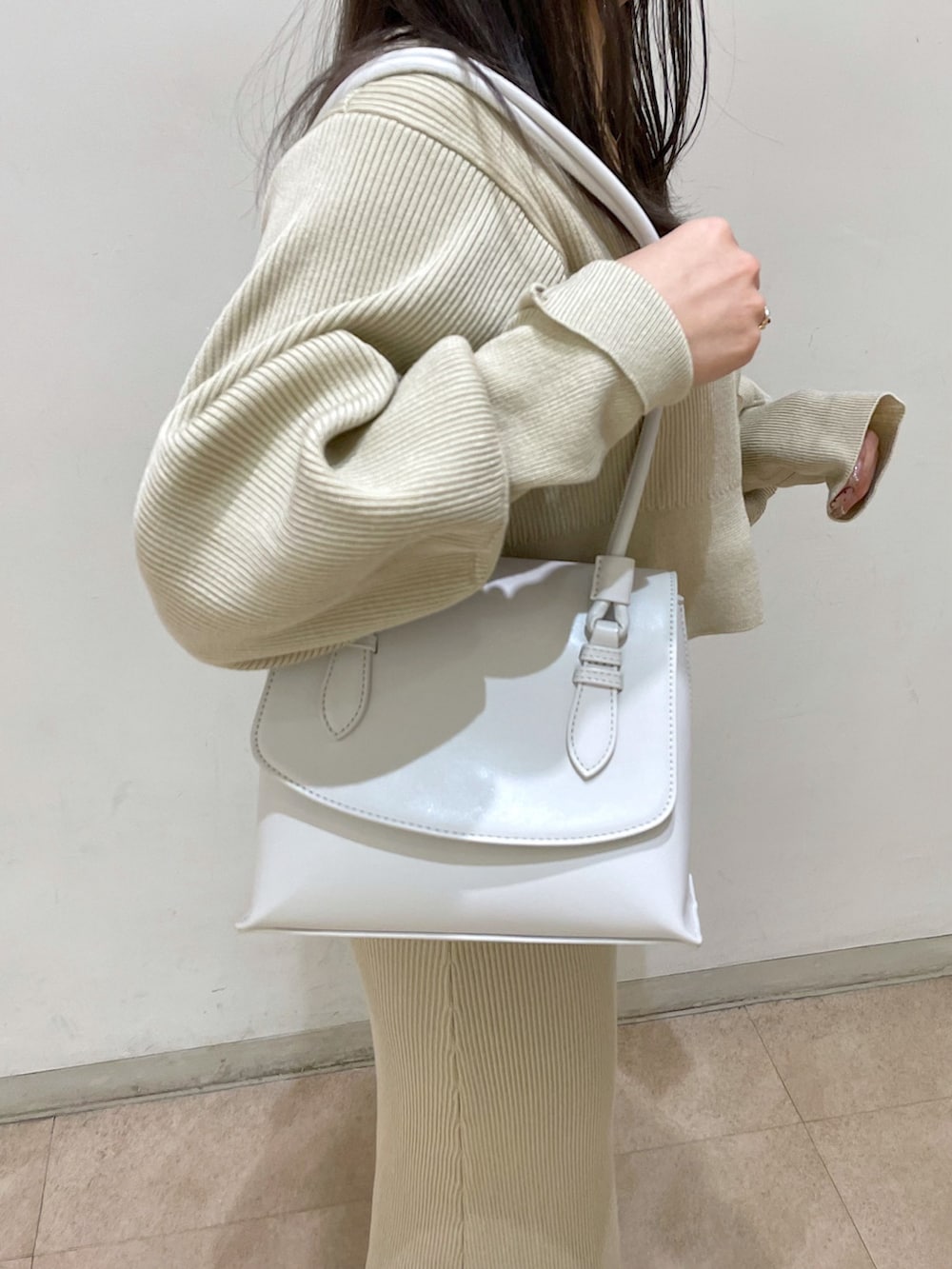 ベージュ系のトレンチコート、ベージュ系のカーディガン/ボレロ、ベージュ系のワンピースを着用したレディースの春コーディネートの10枚目の写真