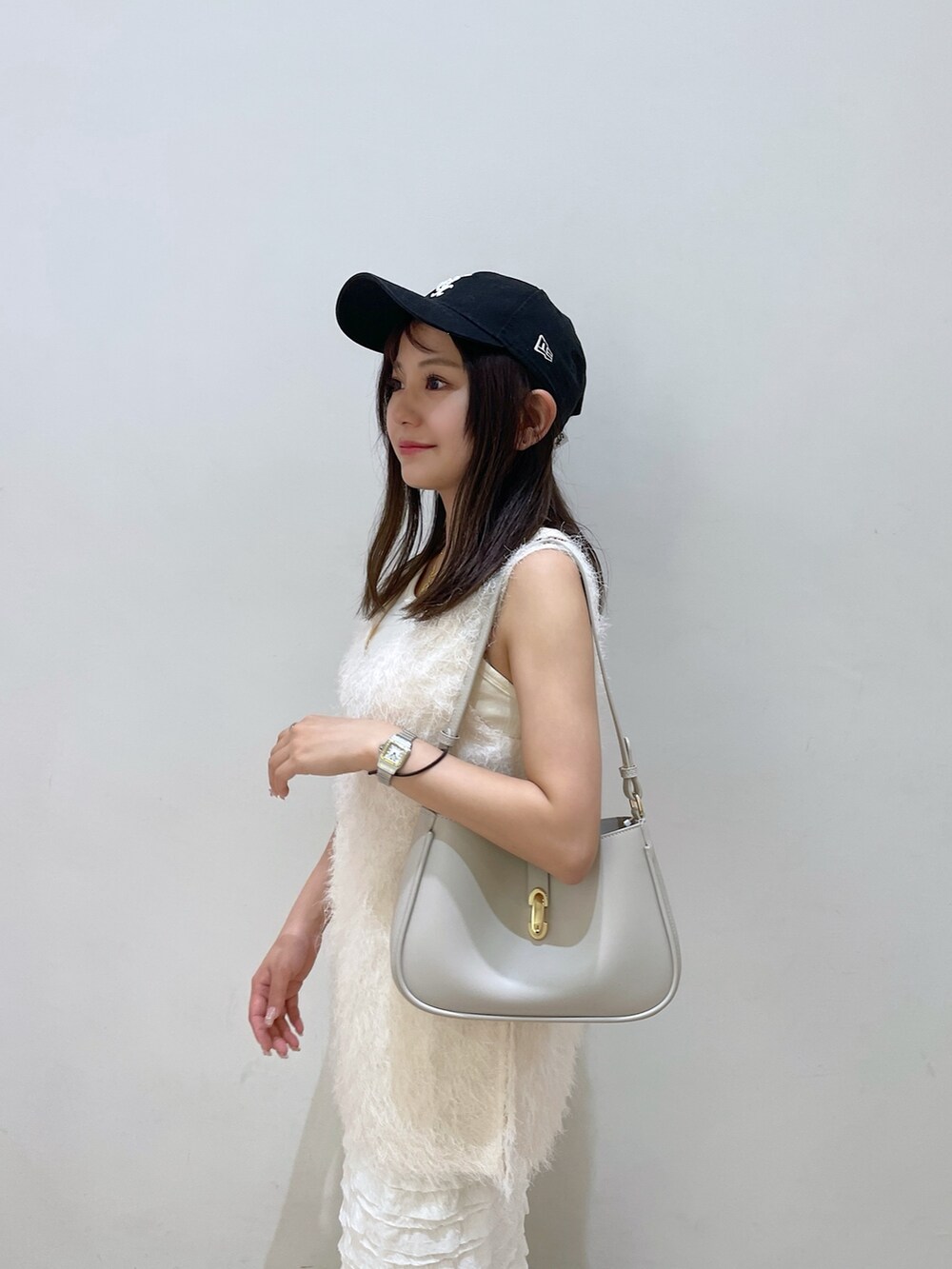 ホワイト系のシャツ/ブラウス、ホワイト系のタンクトップ、グレー系のショルダーバッグを着用したレディースの春コーディネートの5枚目の写真