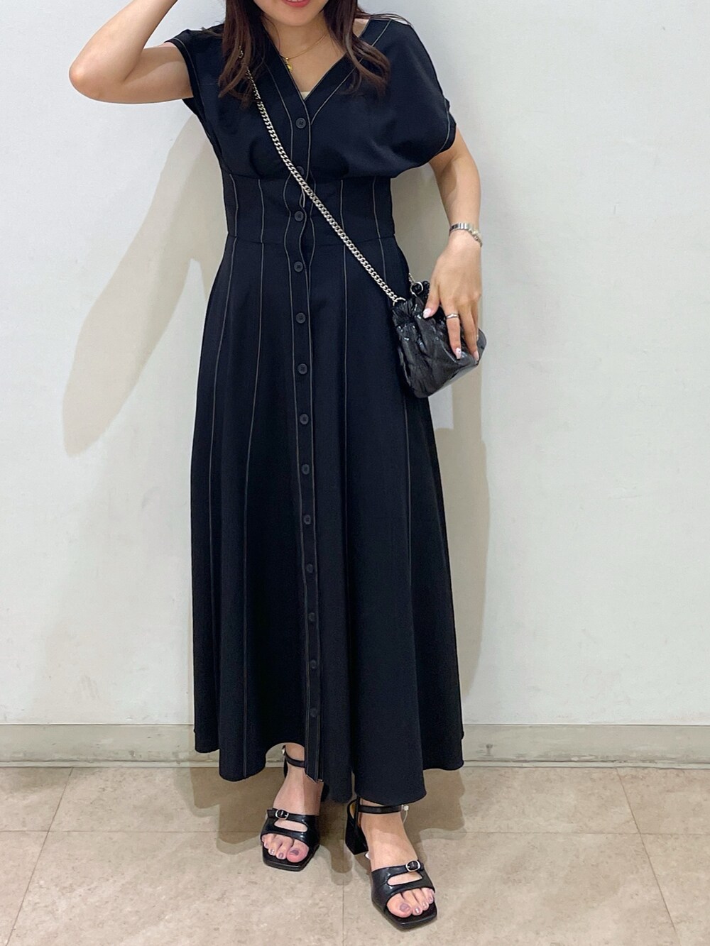 ブラック系のワンピース、ブラック系のショルダーバッグ、ブラック系のサンダルを着用したレディースの夏コーディネートの7枚目の写真