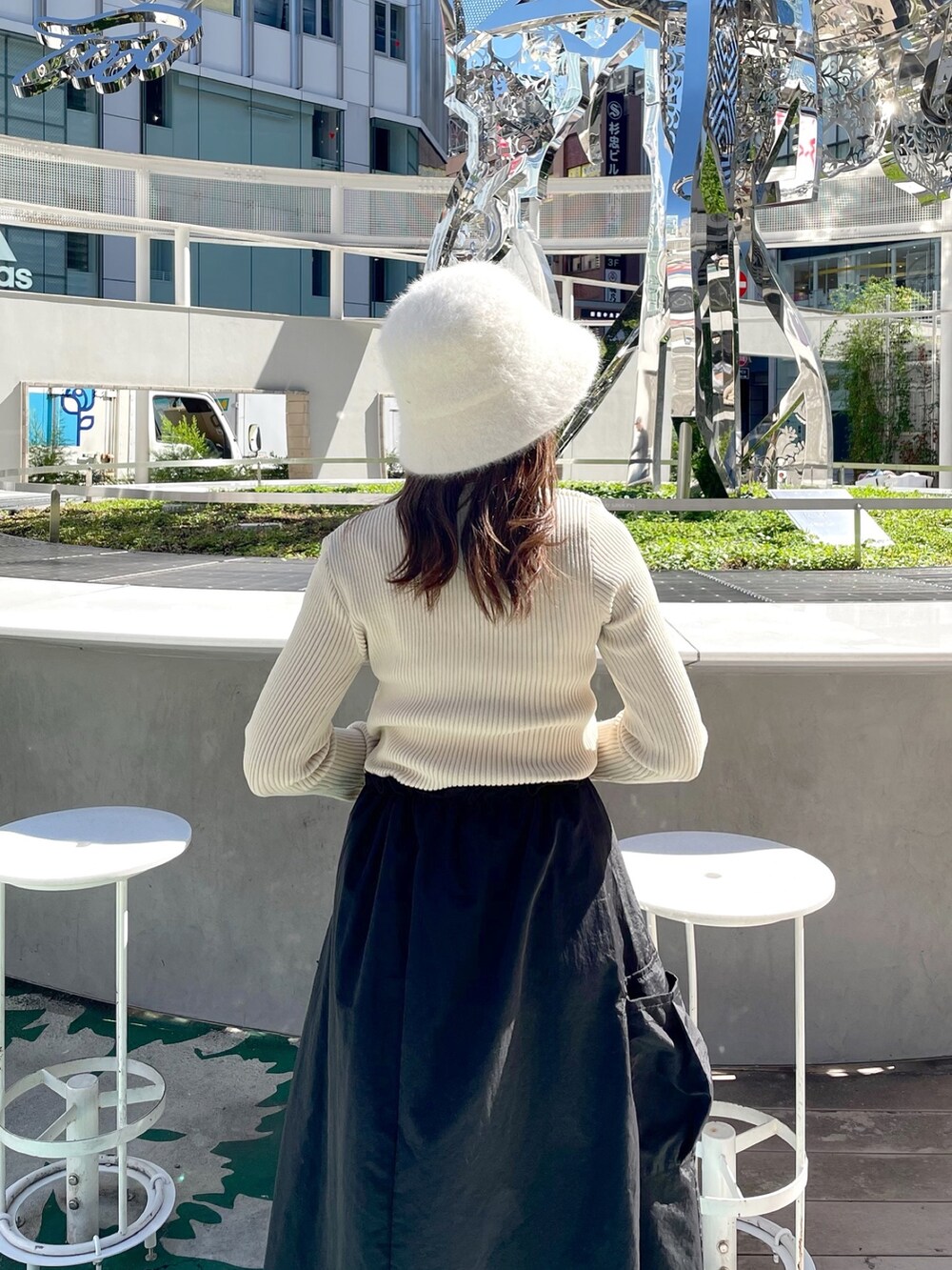 ホワイト系のワンピース、ブラック系のハンドバッグ、ホワイト系のブーツを着用したレディースの秋コーディネートの5枚目の写真