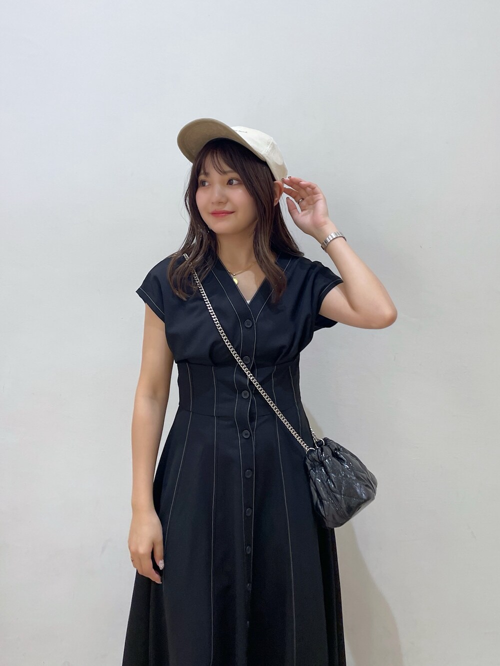 ブラック系のワンピース、ブラック系のショルダーバッグ、ブラック系のサンダルを着用したレディースの夏コーディネートの4枚目の写真