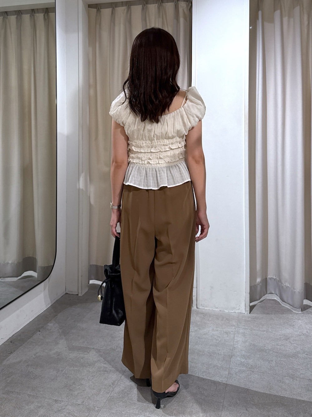 ホワイト系のシャツ/ブラウス、ホワイト系のキャミソール、ブラウン系のその他パンツを着用したレディースの夏コーディネートの3枚目の写真