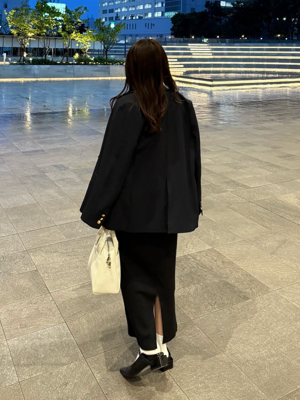 ブルー系のテーラードジャケット、ベージュ系のシャツ/ブラウス、ブラック系のワンピースを着用したレディースの春コーディネートの3枚目の写真