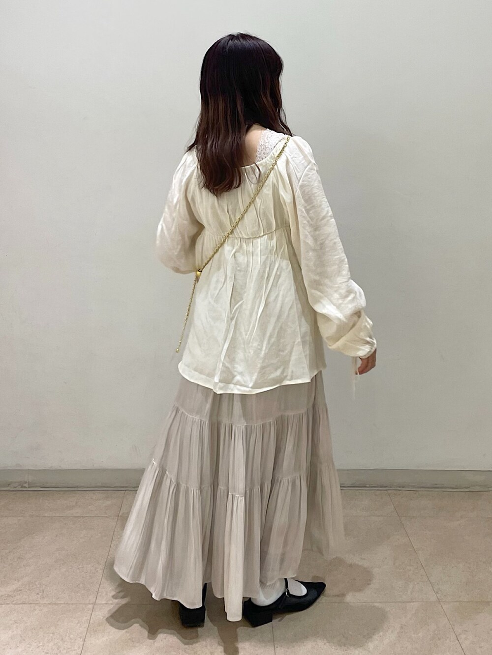 ホワイト系のショルダーバッグ、ホワイト系のシャツ/ブラウス、ホワイト系のスカートを着用したレディースの冬コーディネートの3枚目の写真