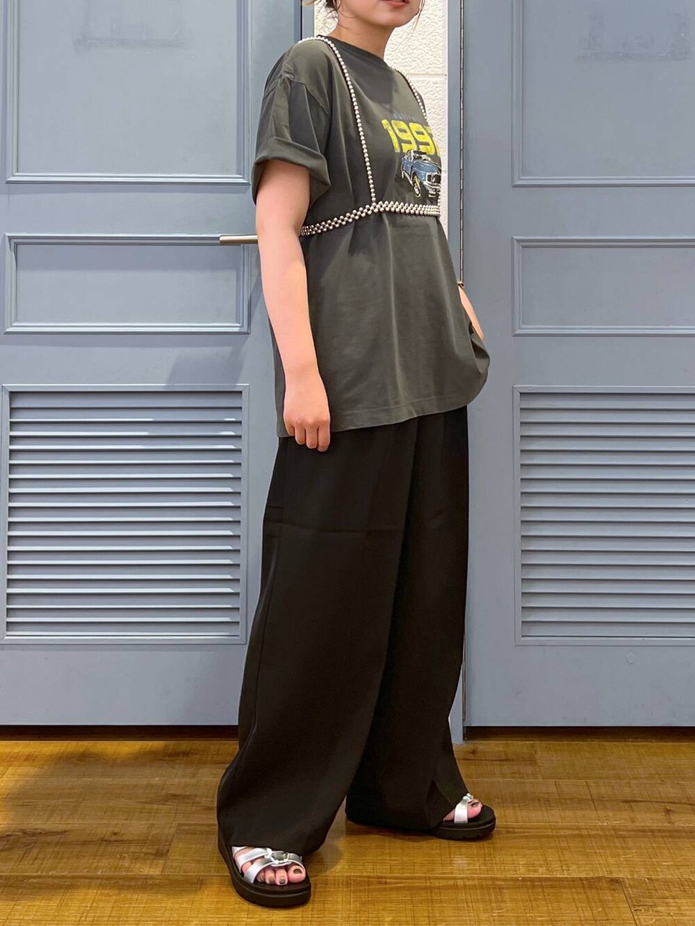 「パンツ、カジュアル、着痩せ・細見え、女子ウケ、デート/ロマンティック、ローリーズスタイル_LOWRYS FARM、大人女子カジュアル_LOWRYS FARM、体型カバー、差し色コーデ、LOWRYS FARM、モノトーン、Tシャツ」｜「LOWRYS FARMのダブルタックワイドパンツ　128594（スラックス、ブラック系）」を使った、サヤカさん（レディース・155cm）の夏コーディネートの2枚目の写真