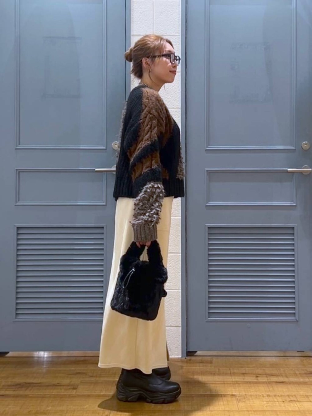 「カジュアル、着痩せ・細見え、女子ウケ、デート/ロマンティック、ローリーズスタイル_LOWRYS FARM、大人女子カジュアル_LOWRYS FARM、体型カバー、差し色コーデ、LOWRYS FARM、モノトーン、ニット、スカート、ブーツ」｜「LOWRYS FARMのストレッチスニーカーブーツ　133385（ブーツ、ブラック系）」を使った、サヤカさん（レディース・155cm）の秋コーディネートの2枚目の写真