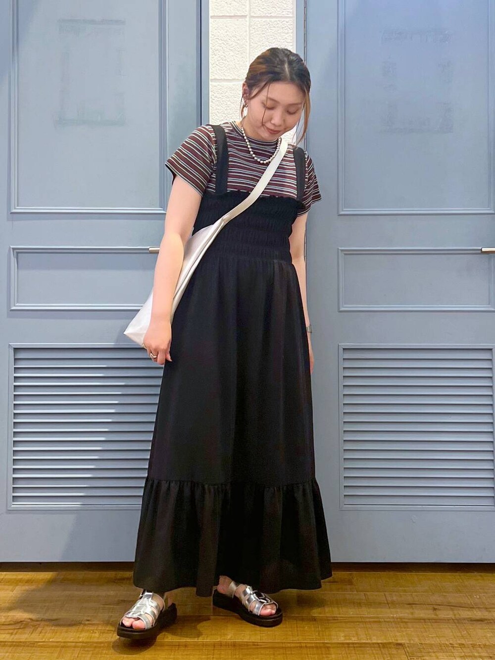 「カジュアル、着痩せ・細見え、女子ウケ、デート/ロマンティック、ローリーズスタイル_LOWRYS FARM、大人女子カジュアル_LOWRYS FARM、体型カバー、差し色コーデ、LOWRYS FARM、モノトーン、ワンピース」｜「LOWRYS FARMのカンドウフィットグルカ　177268（スニーカー、シルバー系）」を使った、サヤカさん（レディース・155cm）の春コーディネートの2枚目の写真