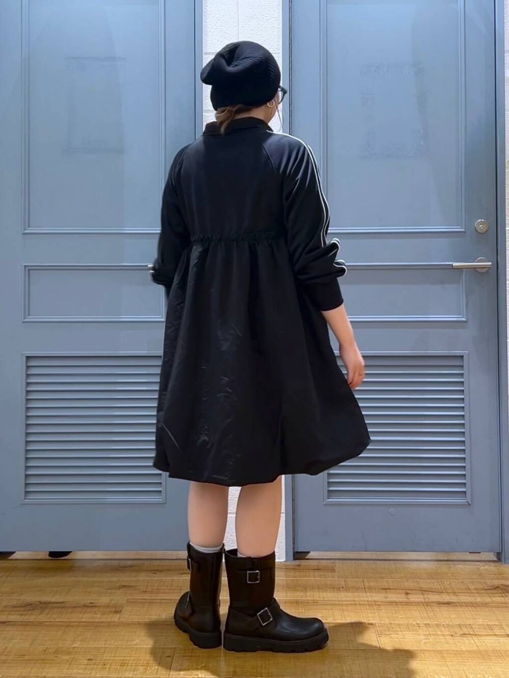 「ワンピース、ブーツ、カジュアル、着痩せ・細見え、女子ウケ、デート/ロマンティック、ローリーズスタイル_LOWRYS FARM、大人女子カジュアル_LOWRYS FARM、体型カバー、差し色コーデ、LOWRYS FARM、モノトーン」｜「LOWRYS FARMの曇り止め付メガネ　952570（メガネ、その他）」を使った、サヤカさん（レディース・155cm）の秋コーディネートの4枚目の写真