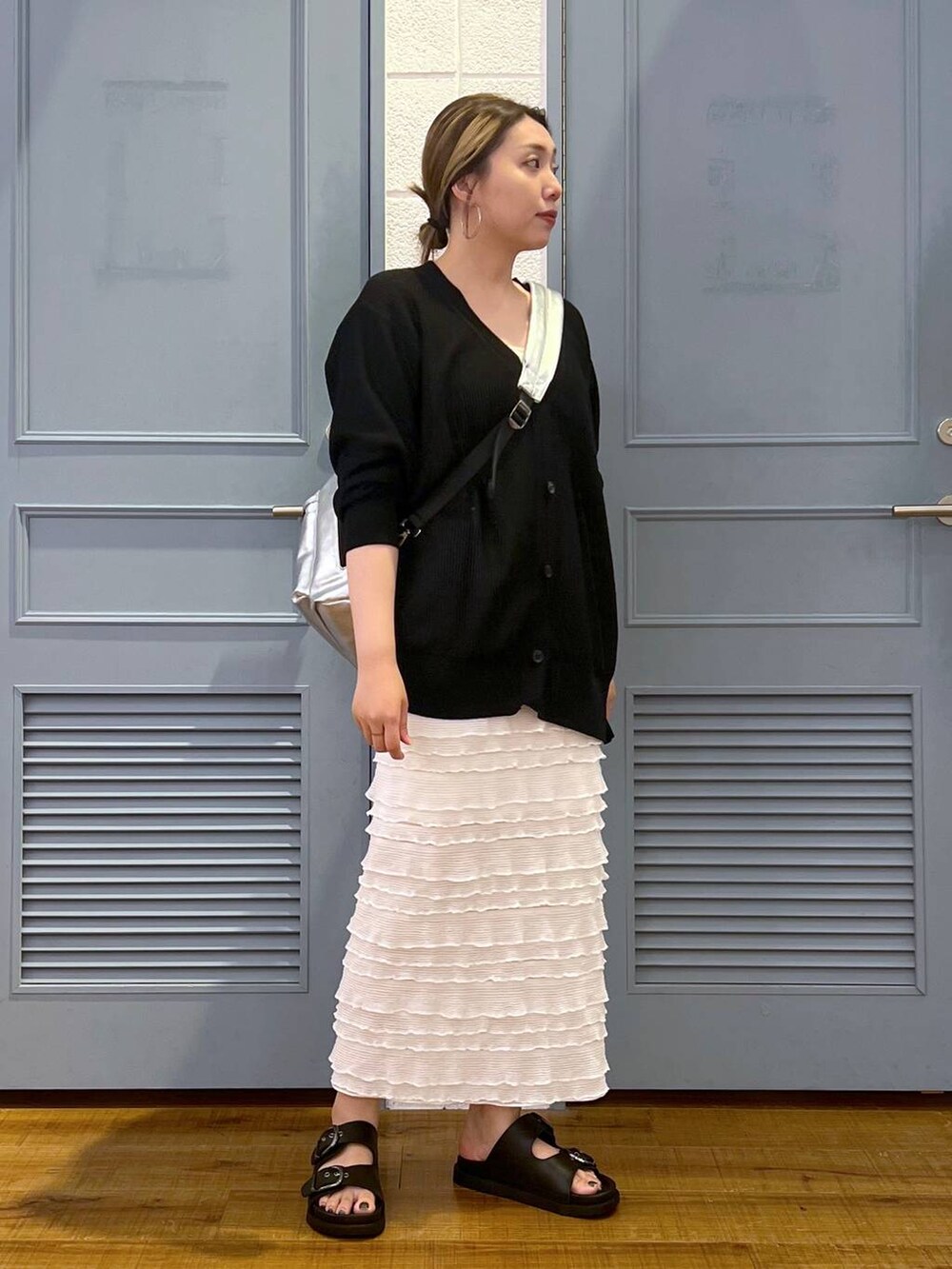 「デート/ロマンティック、スカート、カーディガン、サンダル、カジュアル、着痩せ・細見え、女子ウケ、ローリーズスタイル_LOWRYS FARM、大人女子カジュアル_LOWRYS FARM、体型カバー、差し色コーデ、LOWRYS FARM、モノトーン」｜「LOWRYS FARMのスタイルＵＰクロスカップキャミ　100757（Tシャツ/カットソー、ホワイト系）」を使った、サヤカさん（レディース・155cm）の夏コーディネートの2枚目の写真