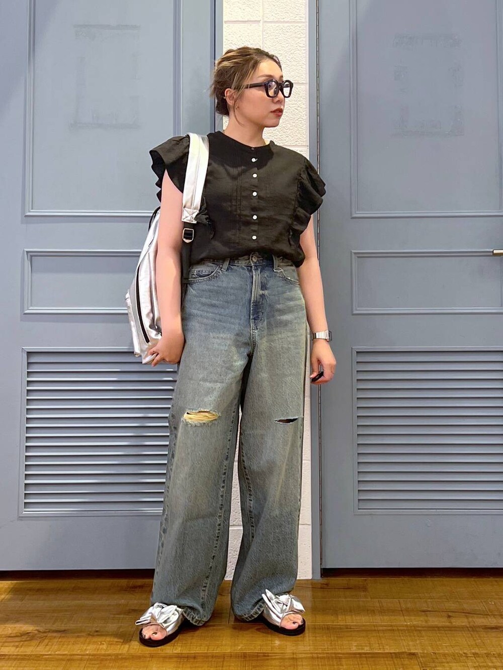 「カジュアル、着痩せ・細見え、女子ウケ、デート/ロマンティック、ローリーズスタイル_LOWRYS FARM、大人女子カジュアル_LOWRYS FARM、体型カバー、差し色コーデ、LOWRYS FARM、モノトーン、デニムパンツ、パンツ、ブラウス、サンダル」｜「LOWRYS FARMのＢＩＧワンショルダーＢＡＧ 128356（ショルダーバッグ、シルバー系）」を使った、サヤカさん（レディース・155cm）の夏コーディネートの2枚目の写真