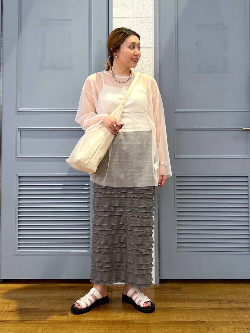 「カジュアル、着痩せ・細見え、女子ウケ、デート/ロマンティック、ローリーズスタイル_LOWRYS FARM、大人女子カジュアル_LOWRYS FARM、体型カバー、差し色コーデ、LOWRYS FARM、モノトーン」|「LOWRYS FARMのチビフリルタイトスカート 108166(スカート、グレー系)」を使った、サヤカさん(レディース・155cm)の春コーディネートの2枚目の写真