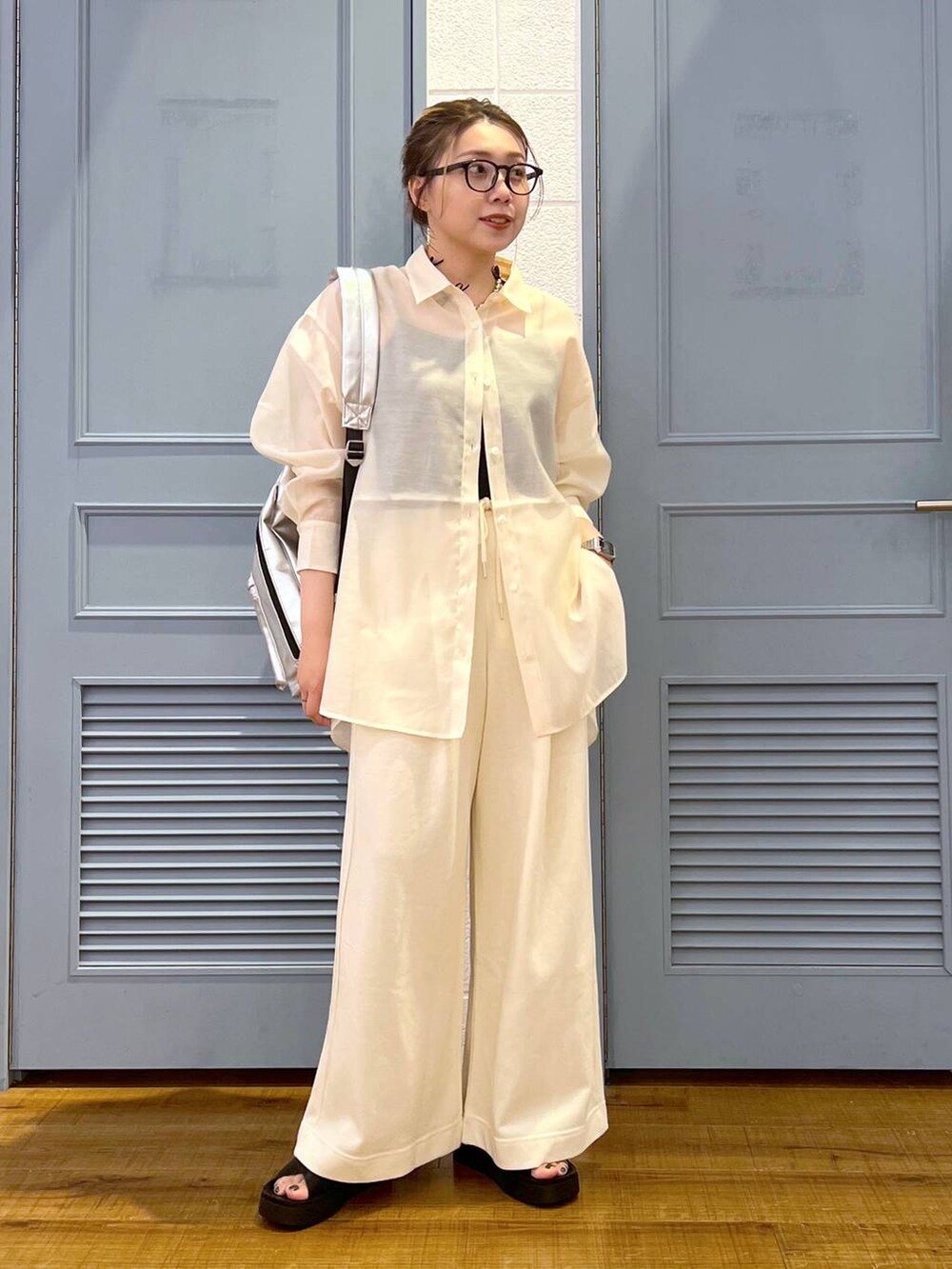 「カジュアル、着痩せ・細見え、女子ウケ、デート/ロマンティック、ローリーズスタイル_LOWRYS FARM、大人女子カジュアル_LOWRYS FARM、体型カバー、差し色コーデ、LOWRYS FARM、モノトーン、シャツ、サンダル、パンツ、スウェット」|「LOWRYS FARMのスタイルUPカップクロップド 111886(Tシャツ/カットソー、ブラック系)」を使った、サヤカさん(レディース・155cm)の夏コーディネートの2枚目の写真