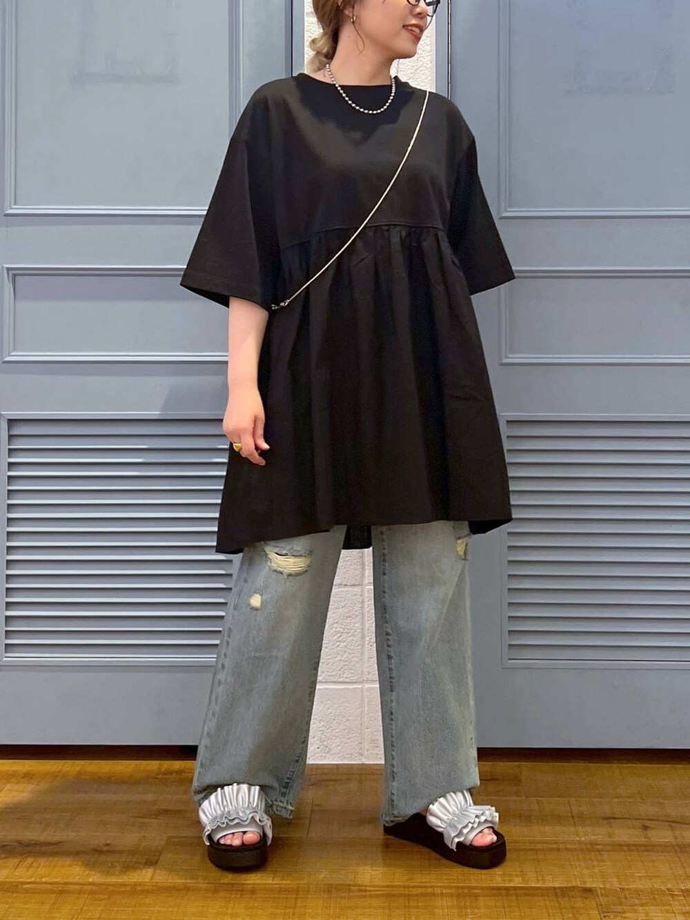 「デニムパンツ、サンダル、カジュアル、着痩せ・細見え、女子ウケ、デート/ロマンティック、ローリーズスタイル_LOWRYS FARM、大人女子カジュアル_LOWRYS FARM、体型カバー、差し色コーデ、LOWRYS FARM、モノトーン、Tシャツ」｜「LOWRYS FARMのカンドウフィットフリル　105198（サンダル、シルバー系）」を使った、サヤカさん（レディース・155cm）の春コーディネートの2枚目の写真