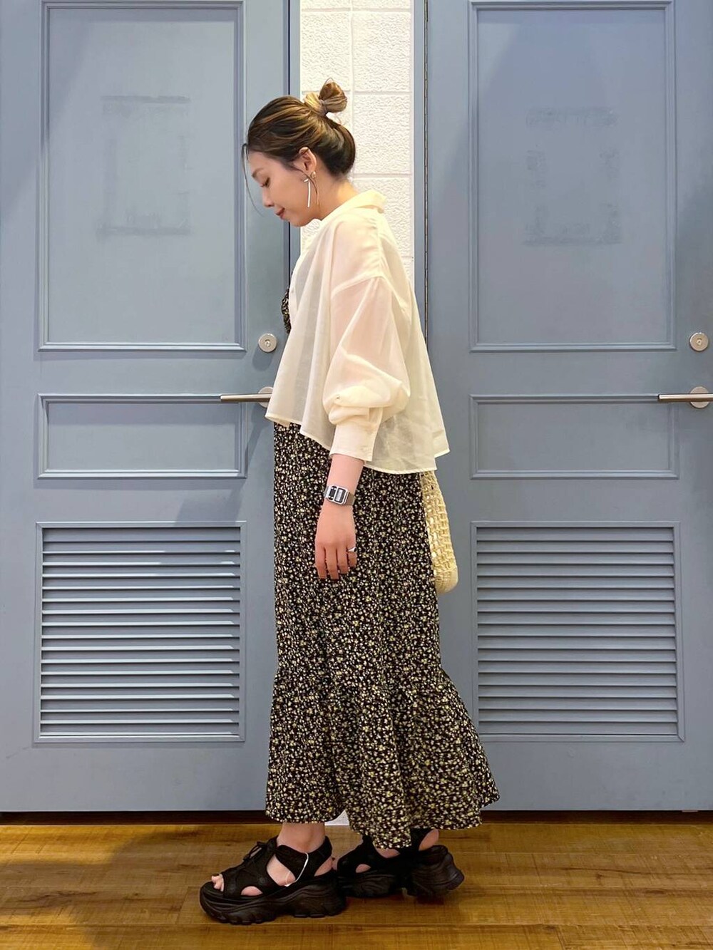 「カジュアル、着痩せ・細見え、女子ウケ、モノトーン、ワンピース、シャツ、サンダル、デート/ロマンティック、ローリーズスタイル_LOWRYS FARM、大人女子カジュアル_LOWRYS FARM、体型カバー、差し色コーデ、LOWRYS FARM」｜「LOWRYS FARMのキンチャクツキメッシュトート　102170（ショルダーバッグ、ベージュ系）」を使った、サヤカさん（レディース・155cm）の夏コーディネートの4枚目の写真