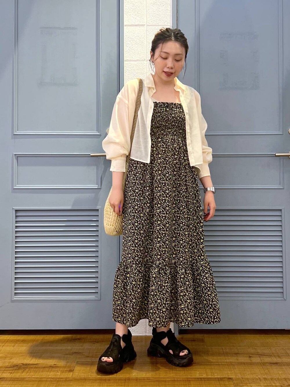 「カジュアル、着痩せ・細見え、女子ウケ、モノトーン、ワンピース、シャツ、サンダル、デート/ロマンティック、ローリーズスタイル_LOWRYS FARM、大人女子カジュアル_LOWRYS FARM、体型カバー、差し色コーデ、LOWRYS FARM」｜「LOWRYS FARMのキンチャクツキメッシュトート　102170（ショルダーバッグ、ベージュ系）」を使った、サヤカさん（レディース・155cm）の夏コーディネートの3枚目の写真