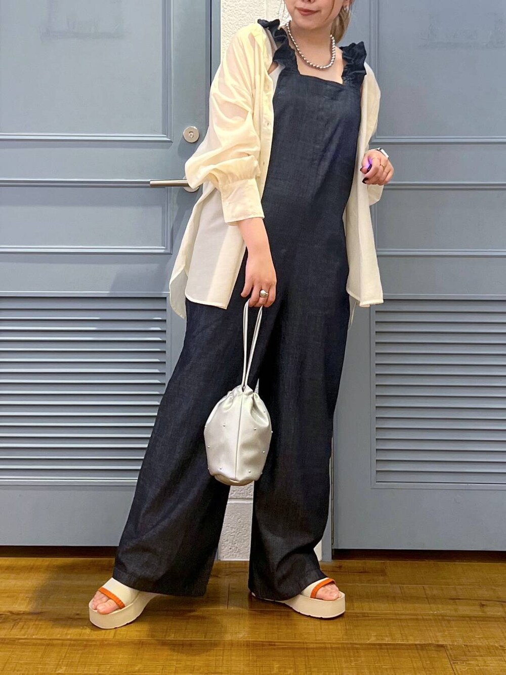 「シャツ、サロペット、カジュアル、着痩せ・細見え、女子ウケ、デート/ロマンティック、ローリーズスタイル_LOWRYS FARM、大人女子カジュアル_LOWRYS FARM、体型カバー、差し色コーデ、LOWRYS FARM、モノトーン」|「LOWRYS FARMのカンドウフィットニットサンダル 106314(サンダル、ベージュ系)」を使った、サヤカさん(レディース・155cm)の春コーディネートの2枚目の写真