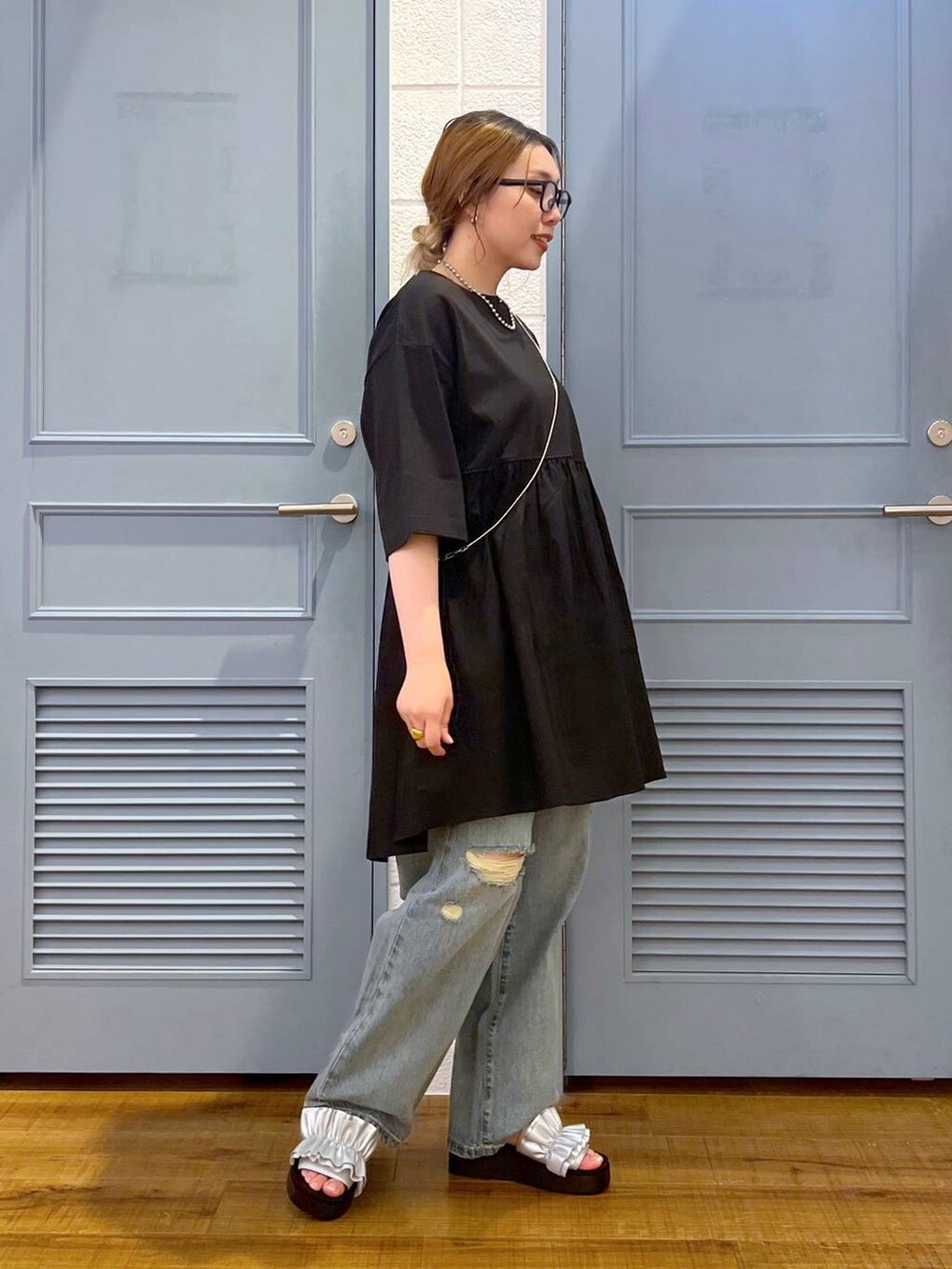 「デニムパンツ、サンダル、カジュアル、着痩せ・細見え、女子ウケ、デート/ロマンティック、ローリーズスタイル_LOWRYS FARM、大人女子カジュアル_LOWRYS FARM、体型カバー、差し色コーデ、LOWRYS FARM、モノトーン、Tシャツ」｜「LOWRYS FARMのカンドウフィットフリル　105198（サンダル、シルバー系）」を使った、サヤカさん（レディース・155cm）の春コーディネートの3枚目の写真