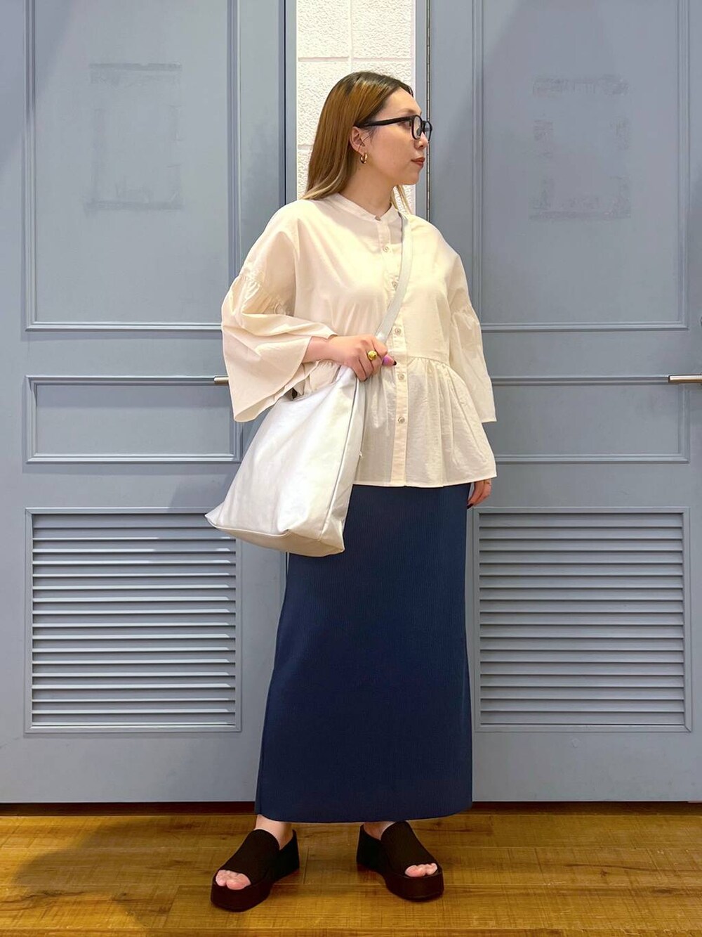 「カジュアル、着痩せ・細見え、女子ウケ、デート/ロマンティック、ローリーズスタイル_LOWRYS FARM、大人女子カジュアル_LOWRYS FARM、体型カバー、差し色コーデ、LOWRYS FARM、モノトーン、シャツ、スカート、サンダル」｜「LOWRYS FARMのカットリブタイトスカート　103920（スカート、ブルー系）」を使った、サヤカさん（レディース・155cm）の春コーディネートの3枚目の写真