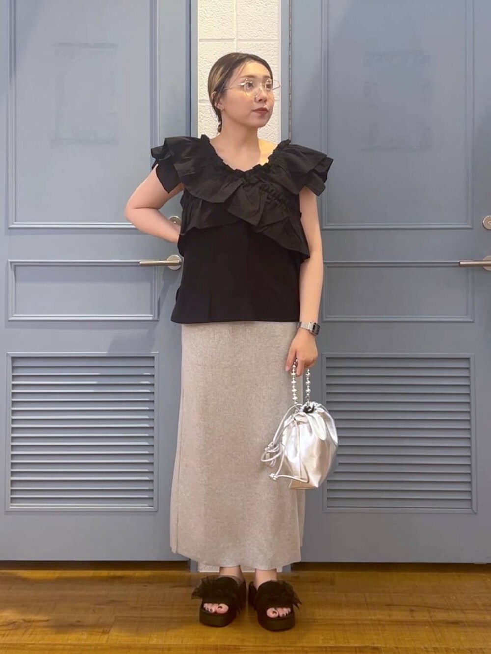 「カジュアル、着痩せ・細見え、女子ウケ、デート/ロマンティック、ローリーズスタイル_LOWRYS FARM、大人女子カジュアル_LOWRYS FARM、体型カバー、差し色コーデ、LOWRYS FARM、モノトーン、サンダル、ブラウス、夏コーデ、スカート」｜「LOWRYS FARMのカットリブタイトスカート　103920（スカート、グレー系）」を使った、サヤカさん（レディース・155cm）の夏コーディネートの2枚目の写真