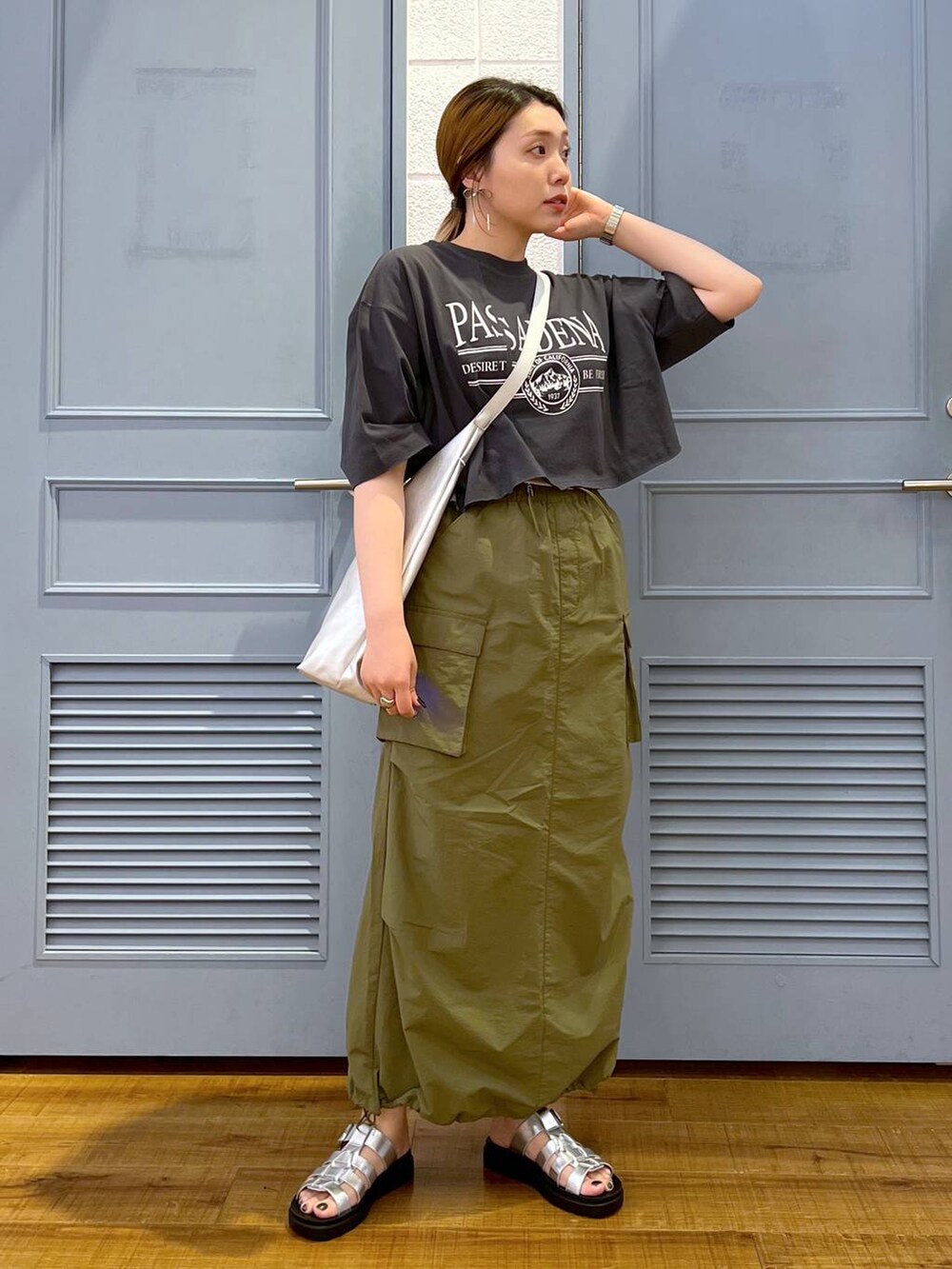 「カジュアル、着痩せ・細見え、女子ウケ、デート/ロマンティック、ローリーズスタイル_LOWRYS FARM、大人女子カジュアル_LOWRYS FARM、体型カバー、差し色コーデ、LOWRYS FARM、モノトーン、Tシャツ、サンダル、スカート、この夏の推しアイテム」|「LOWRYS FARMのヤワラカルイ2WAYショルダーBAG 115210(ショルダーバッグ、シルバー系)」を使った、サヤカさん(レディース・155cm)の春コーディネートの2枚目の写真