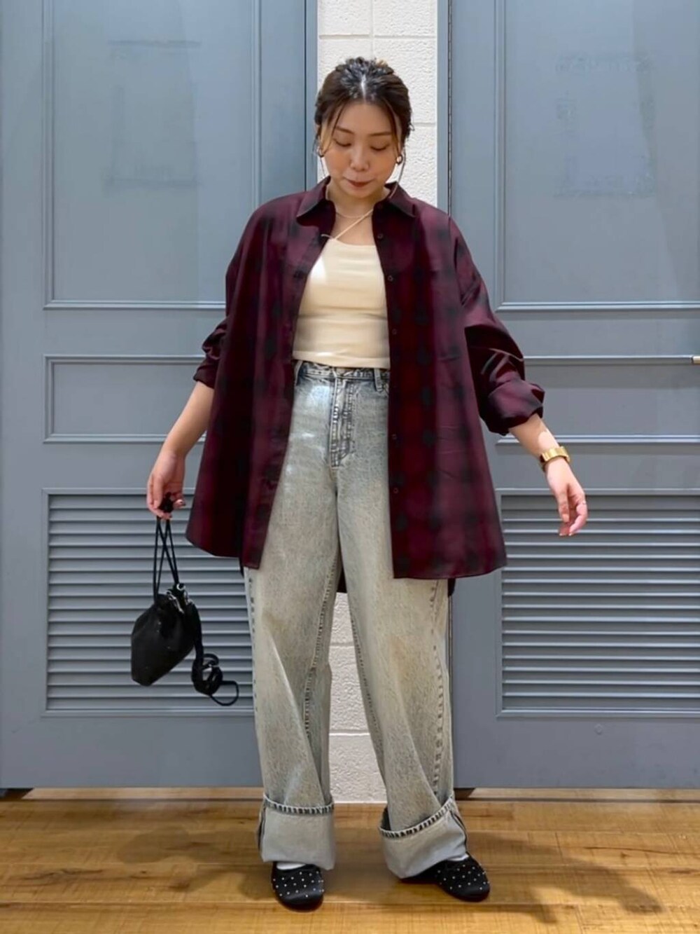 「LOWRYS FARM、モノトーン、デニムパンツ、シャツ、カジュアル、着痩せ・細見え、女子ウケ、デート/ロマンティック、ローリーズスタイル_LOWRYS FARM、大人女子カジュアル_LOWRYS FARM、体型カバー、差し色コーデ」｜「LOWRYS FARMのオンブレチェックシャツＬＳ　116609（シャツ/ブラウス、レッド系）」を使った、サヤカさん（レディース・155cm）の秋コーディネートの2枚目の写真