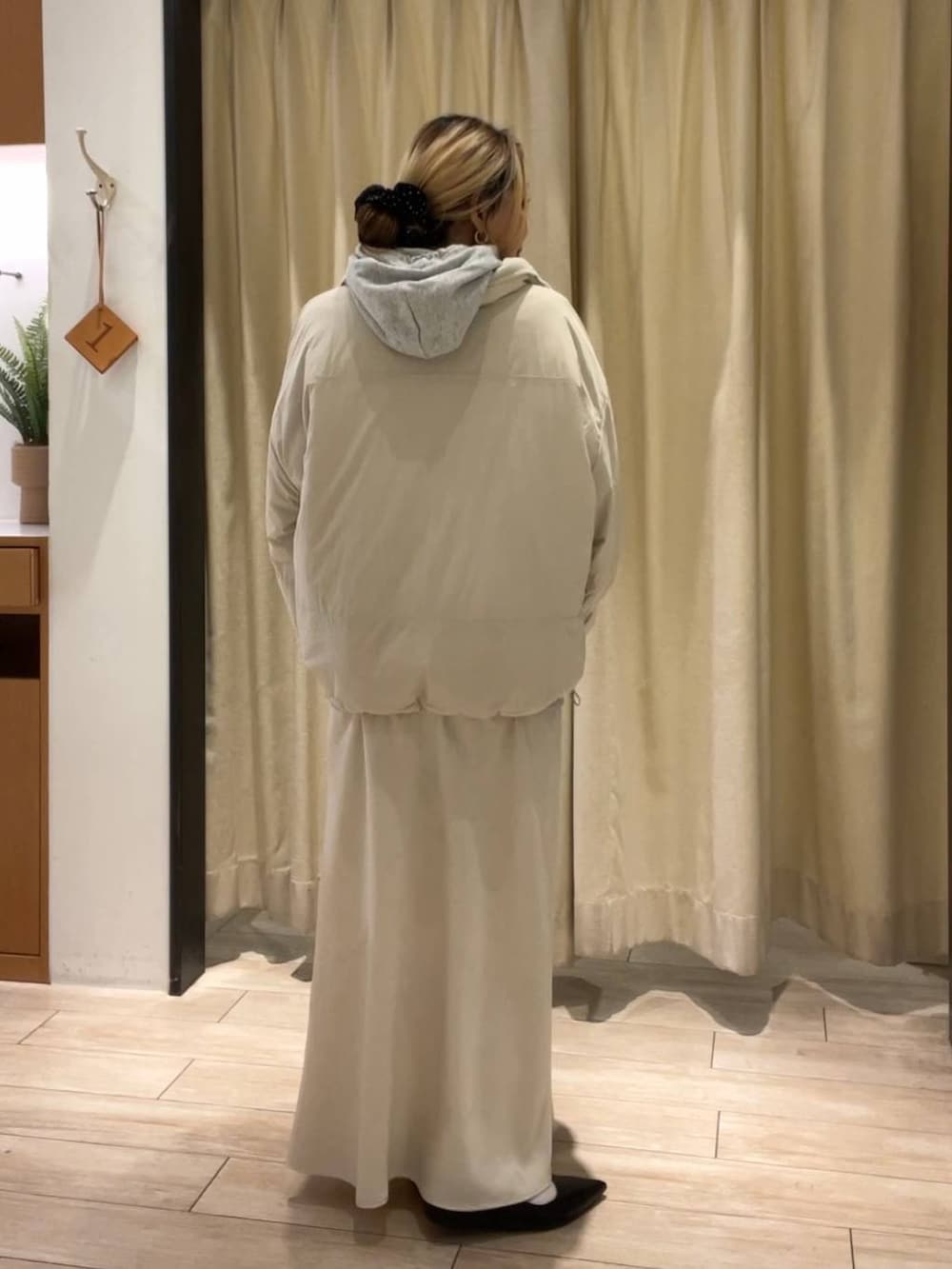 ホワイト系のその他アウター、ホワイト系のスカート、グレー系のスウェットを着用したレディースの秋コーディネートの2枚目の写真