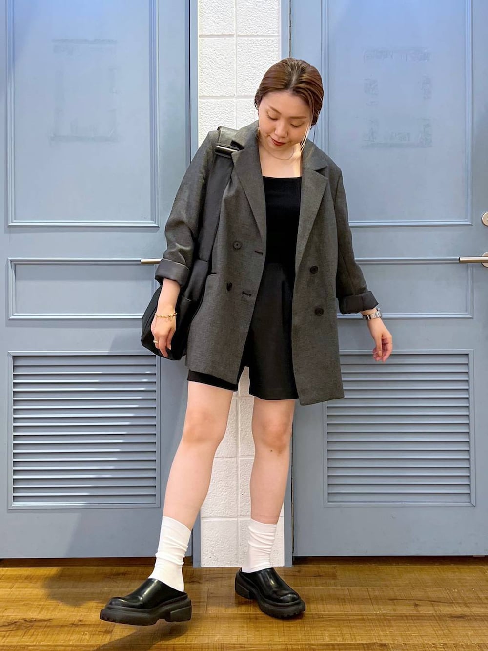「着痩せ・細見え、差し色コーデ、カジュアル、ローリーズスタイル_LOWRYS FARM、大人女子カジュアル_LOWRYS FARM、LOWRYS FARM、ジャケット、ハーフパンツ、デート/ロマンティック」|「LOWRYS FARMの柔らかボディBAG 122771(ボディバッグ/ウエストポーチ、ブラック系)」を使った、サヤカさん(レディース・155cm)の秋コーディネートの3枚目の写真