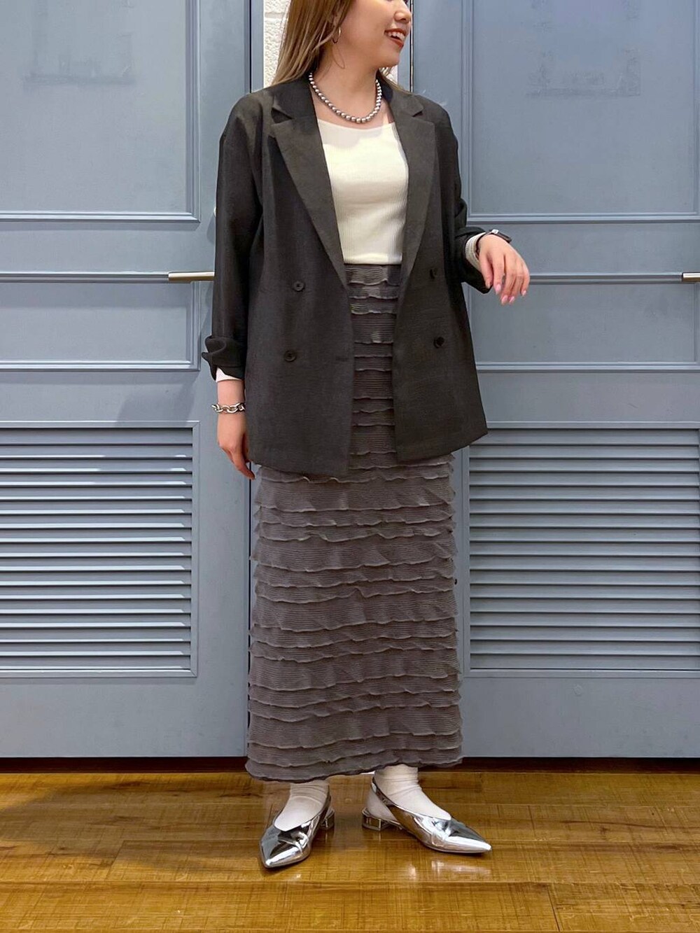 「カジュアル、着痩せ・細見え、女子ウケ、デート/ロマンティック、ローリーズスタイル_LOWRYS FARM、大人女子カジュアル_LOWRYS FARM、体型カバー、差し色コーデ、LOWRYS FARM、モノトーン、ジャケット、オケージョン、スカート」|「LOWRYS FARMのリボンツキ2WAYミュール 100500(パンプス、シルバー系)」を使った、サヤカさん(レディース・155cm)の春コーディネートの2枚目の写真