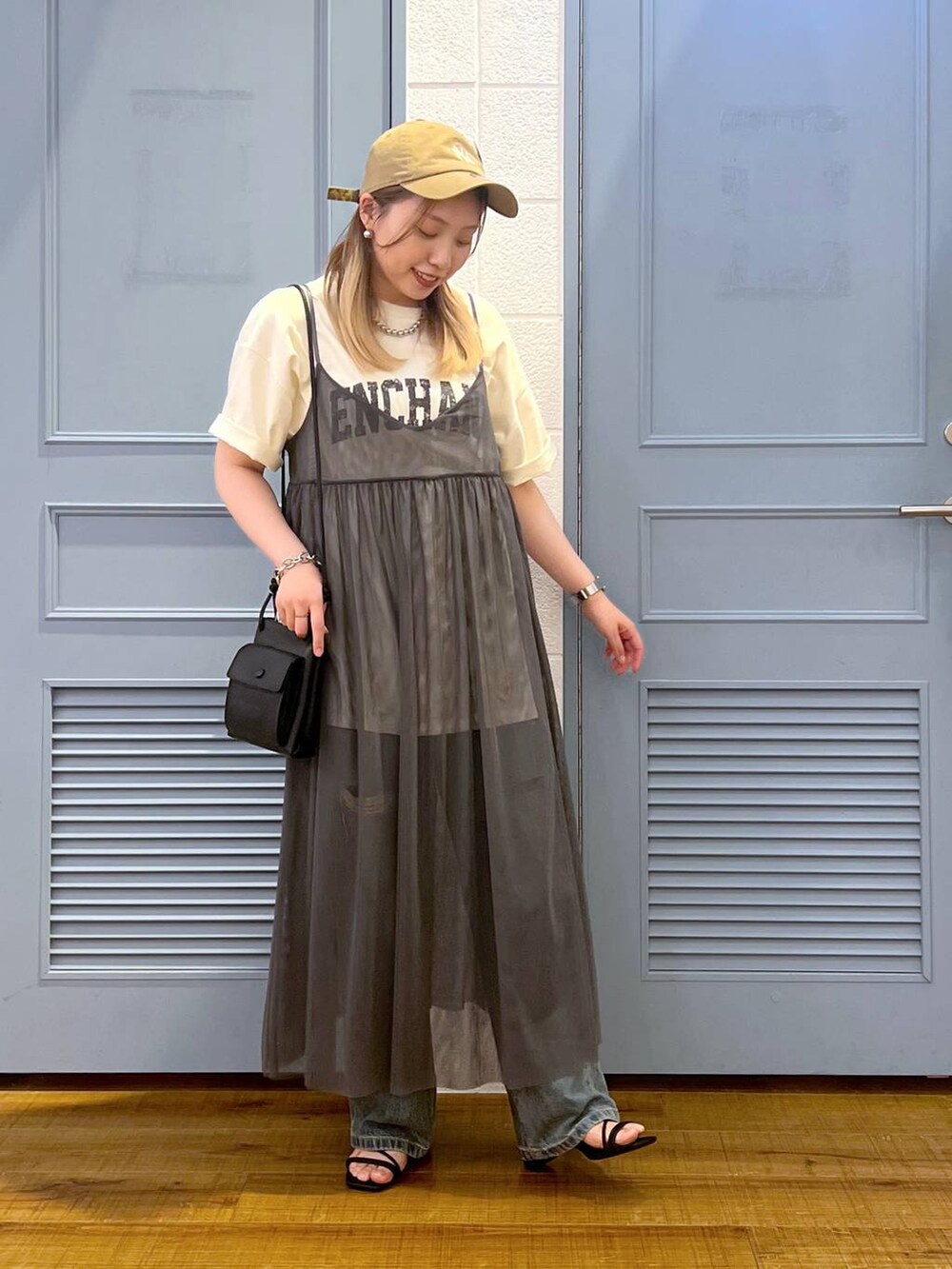 「カジュアル、着痩せ・細見え、女子ウケ、デート/ロマンティック、ローリーズスタイル_LOWRYS FARM、大人女子カジュアル_LOWRYS FARM、体型カバー、差し色コーデ、LOWRYS FARM、モノトーン、ワンピース、レイヤードスタイル、デニムパンツ、キャミワンピース、Tシャツ」|「LOWRYS FARMのチュールキャミワンピース 103261(ワンピース、グレー系)」を使った、サヤカさん(レディース・155cm)の春コーディネートの2枚目の写真