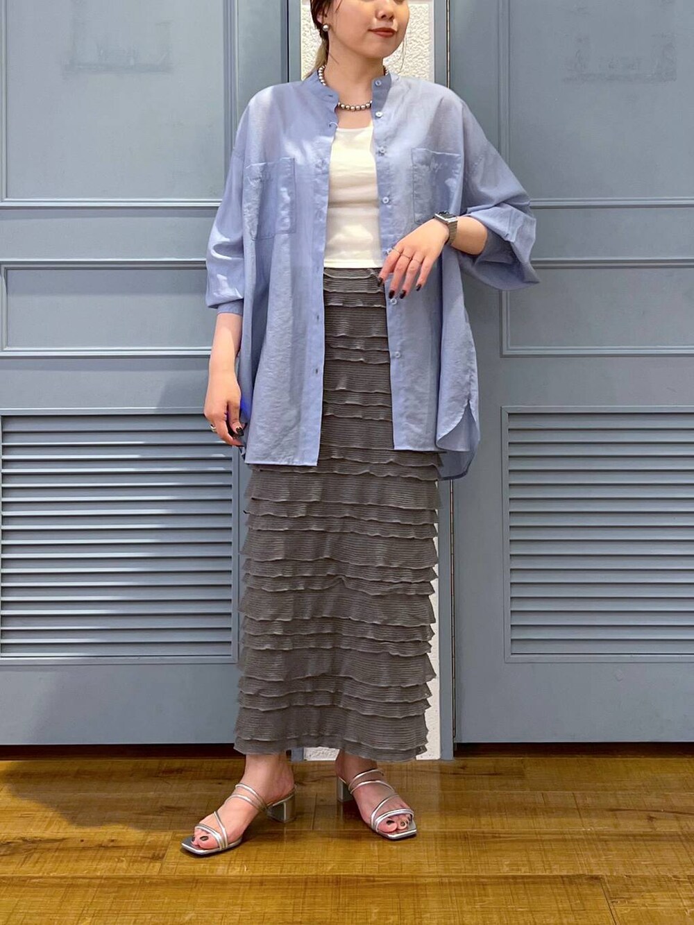 「モノトーン、サンダル、シャツ、カジュアル、着痩せ・細見え、女子ウケ、デート/ロマンティック、ローリーズスタイル_LOWRYS FARM、大人女子カジュアル_LOWRYS FARM、体型カバー、差し色コーデ、LOWRYS FARM」｜「LOWRYS FARMのチビフリルタイトスカート　108166（スカート、グレー系）」を使った、サヤカさん（レディース・155cm）の春コーディネートの2枚目の写真