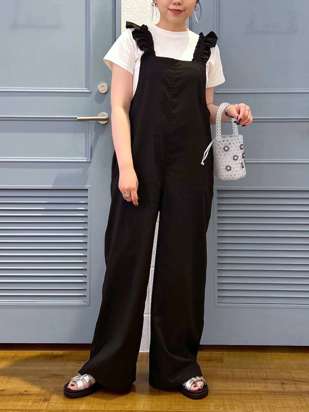 「カジュアル、着痩せ・細見え、女子ウケ、デート/ロマンティック、ローリーズスタイル_LOWRYS FARM、大人女子カジュアル_LOWRYS FARM、体型カバー、差し色コーデ、LOWRYS FARM、モノトーン、Tシャツ、サンダル、サロペット」|「LOWRYS FARMのフライスチビTシャツSS 111954(Tシャツ/カットソー、ホワイト系)」を使った、サヤカさん(レディース・155cm)の春コーディネートの2枚目の写真