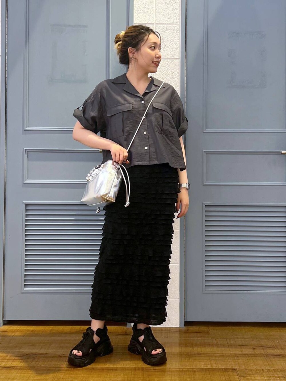 「カジュアル、着痩せ・細見え、女子ウケ、デート/ロマンティック、ローリーズスタイル_LOWRYS FARM、大人女子カジュアル_LOWRYS FARM、体型カバー、差し色コーデ、LOWRYS FARM、モノトーン、サンダル、セットアップ、スカート、シャツ」｜「LOWRYS FARMのレースアップスポサン　104934（サンダル、ブラック系）」を使った、サヤカさん（レディース・155cm）の春コーディネートの2枚目の写真