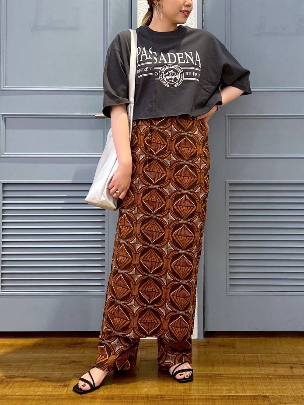 「スカート、Tシャツ、サンダル、パンツ、カジュアル、着痩せ・細見え、女子ウケ、デート/ロマンティック、ローリーズスタイル_LOWRYS FARM、大人女子カジュアル_LOWRYS FARM、体型カバー、差し色コーデ、LOWRYS FARM、モノトーン、この夏の推しアイテム」｜「LOWRYS FARMのラインヒールサンダル　112931（サンダル、ブラック系）」を使った、サヤカさん（レディース・155cm）の春コーディネートの2枚目の写真