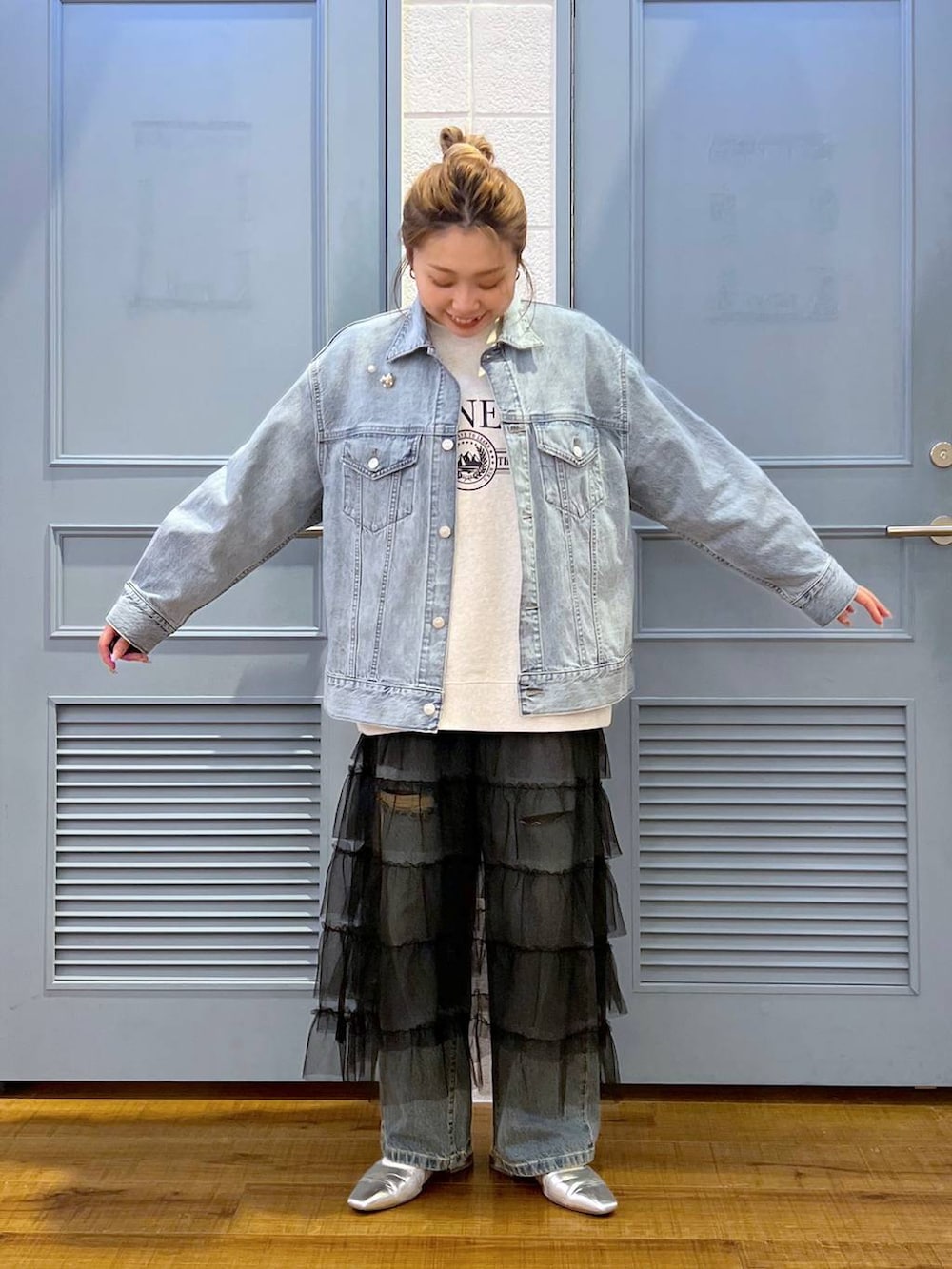 「着痩せ・細見え、差し色コーデ、カジュアル、デート/ロマンティック、ローリーズスタイル_LOWRYS FARM、大人女子カジュアル_LOWRYS FARM、LOWRYS FARM、デニムパンツ、デニムジャケット、セットアップ、スカート、スウェット、ジャケット、春コーデ」｜「LOWRYS FARMのハート２ＳＥＴミニブローチ　 106219（ブローチ/コサージュ、グレー系）」を使った、サヤカさん（レディース・155cm）の冬コーディネートの4枚目の写真