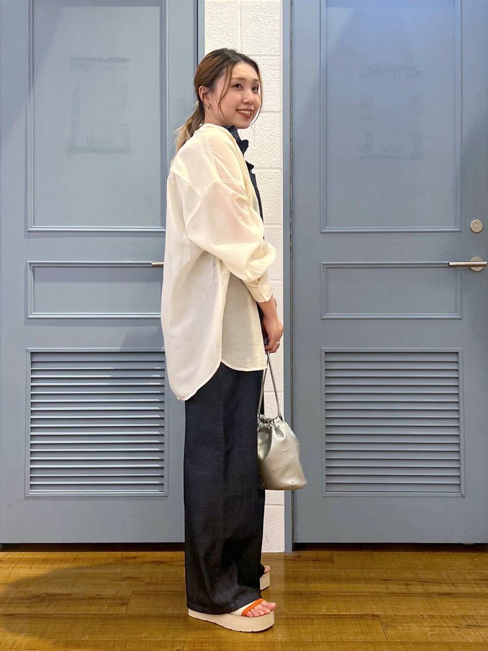 「シャツ、サロペット、カジュアル、着痩せ・細見え、女子ウケ、デート/ロマンティック、ローリーズスタイル_LOWRYS FARM、大人女子カジュアル_LOWRYS FARM、体型カバー、差し色コーデ、LOWRYS FARM、モノトーン」|「LOWRYS FARMのカンドウフィットニットサンダル 106314(サンダル、ベージュ系)」を使った、サヤカさん(レディース・155cm)の春コーディネートの4枚目の写真