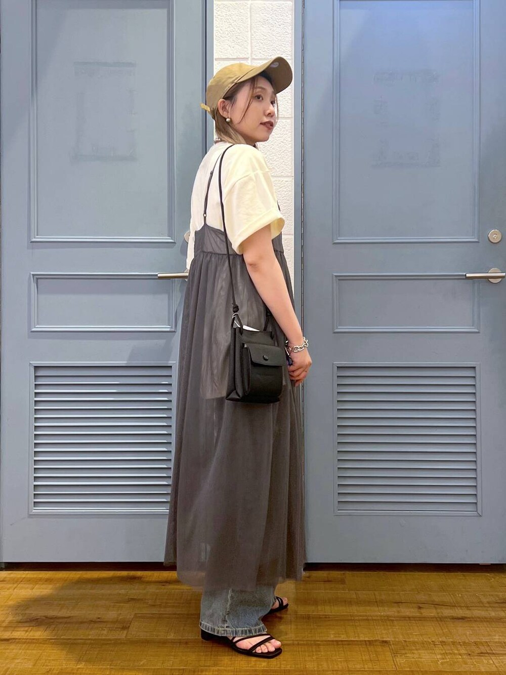 「カジュアル、着痩せ・細見え、女子ウケ、デート/ロマンティック、ローリーズスタイル_LOWRYS FARM、大人女子カジュアル_LOWRYS FARM、体型カバー、差し色コーデ、LOWRYS FARM、モノトーン、ワンピース、レイヤードスタイル、デニムパンツ、キャミワンピース、Tシャツ」|「LOWRYS FARMのチュールキャミワンピース 103261(ワンピース、グレー系)」を使った、サヤカさん(レディース・155cm)の春コーディネートの3枚目の写真