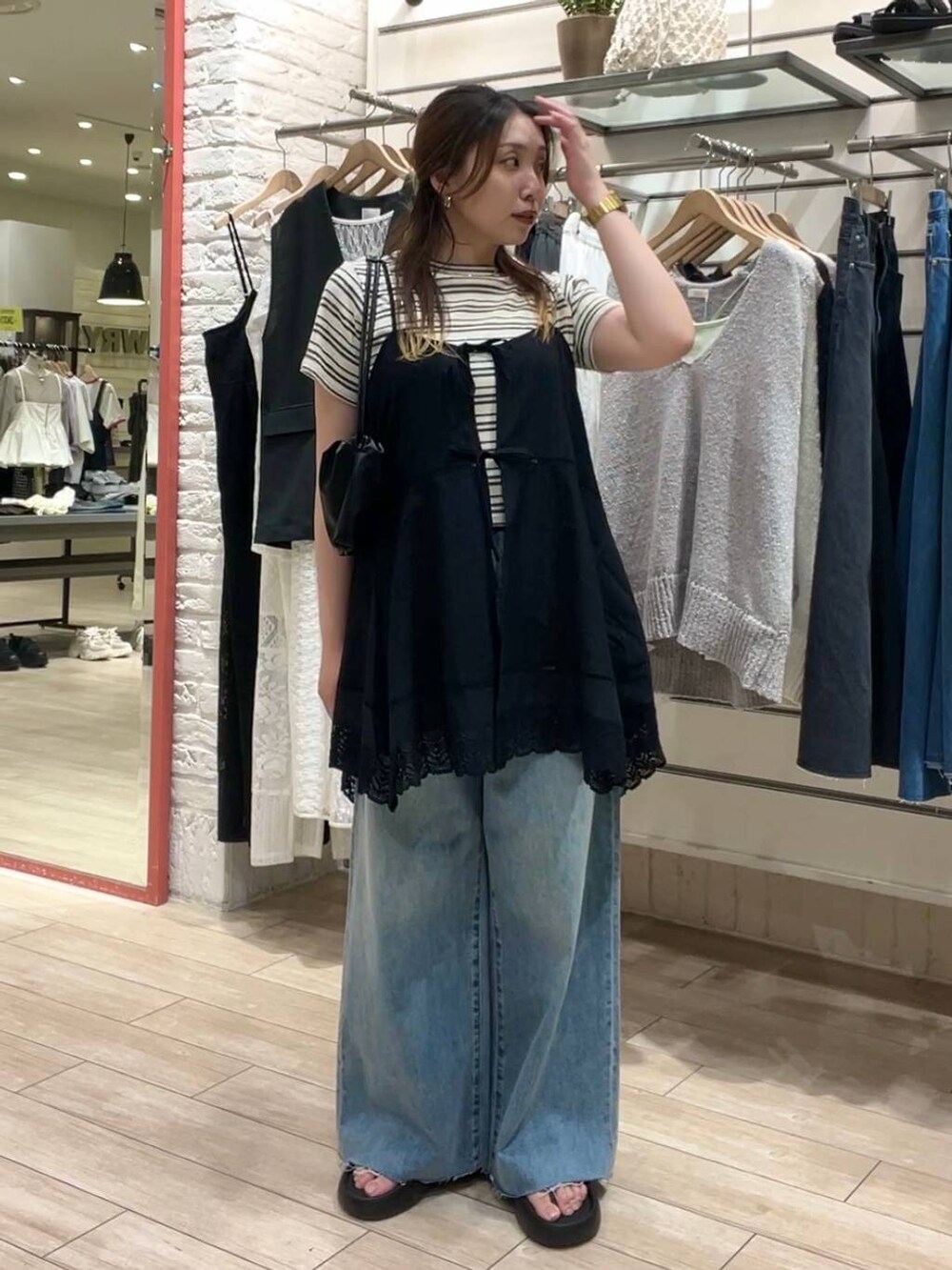 「カジュアル、着痩せ・細見え、女子ウケ、デート/ロマンティック、ローリーズスタイル_LOWRYS FARM、大人女子カジュアル_LOWRYS FARM、体型カバー、差し色コーデ、LOWRYS FARM、モノトーン」｜「LOWRYS FARMのフライスチビＴシャツＳＳ 111954（Tシャツ/カットソー、ホワイト系）」を使った、サヤカさん（レディース・155cm）の春コーディネートの3枚目の写真