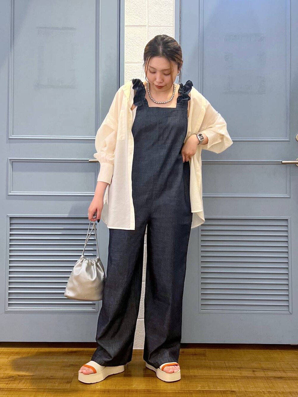 「シャツ、サロペット、カジュアル、着痩せ・細見え、女子ウケ、デート/ロマンティック、ローリーズスタイル_LOWRYS FARM、大人女子カジュアル_LOWRYS FARM、体型カバー、差し色コーデ、LOWRYS FARM、モノトーン」|「LOWRYS FARMのカンドウフィットニットサンダル 106314(サンダル、ベージュ系)」を使った、サヤカさん(レディース・155cm)の春コーディネートの3枚目の写真
