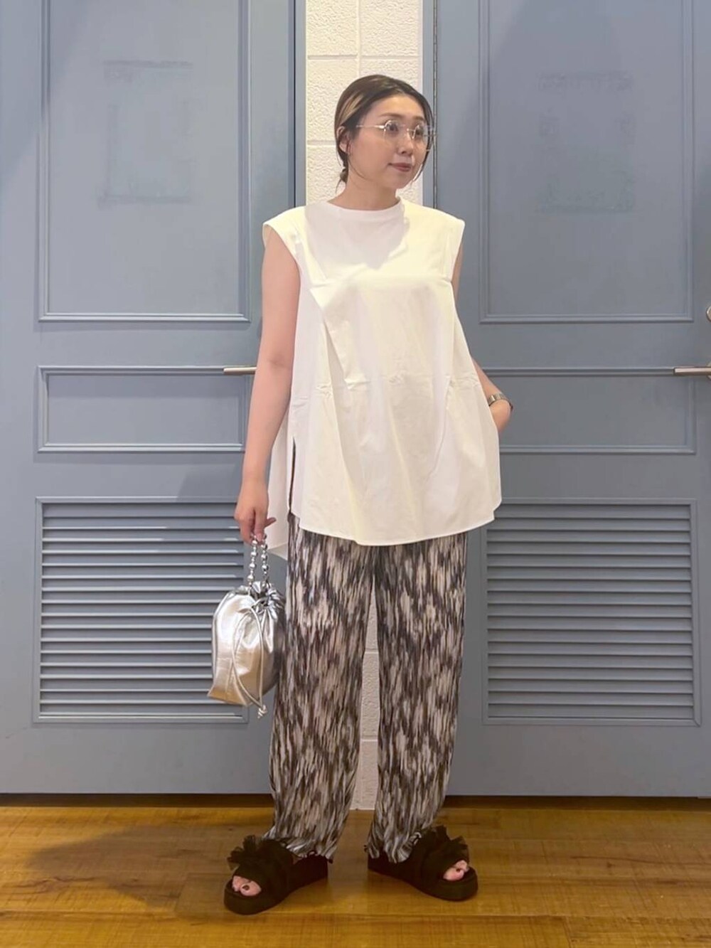 「カジュアル、着痩せ・細見え、女子ウケ、デート/ロマンティック、ローリーズスタイル_LOWRYS FARM、大人女子カジュアル_LOWRYS FARM、体型カバー、差し色コーデ、LOWRYS FARM、モノトーン、Tシャツ、パンツ、サンダル、夏コーデ」｜「LOWRYS FARMのカンドウフィットフリル　105198（サンダル、ブラック系）」を使った、サヤカさん（レディース・155cm）の夏コーディネートの2枚目の写真