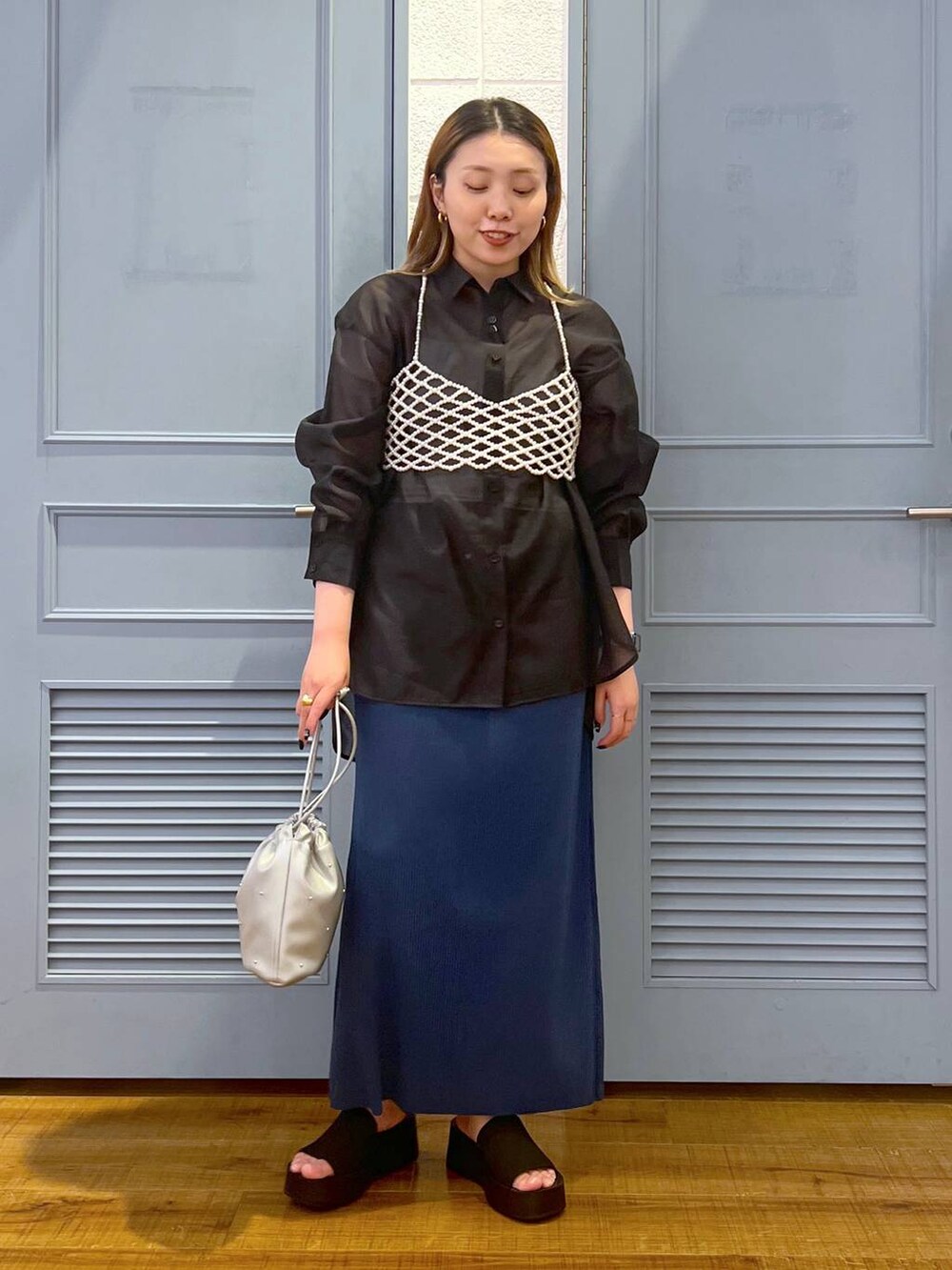 「スカート、シャツ、夏コーデ、カジュアル、着痩せ・細見え、女子ウケ、デート/ロマンティック、ローリーズスタイル_LOWRYS FARM、大人女子カジュアル_LOWRYS FARM、体型カバー、差し色コーデ、LOWRYS FARM、モノトーン、サンダル」|「LOWRYS FARMのカットリブタイトスカート 103920(スカート、ブルー系)」を使った、サヤカさん(レディース・155cm)の春コーディネートの2枚目の写真