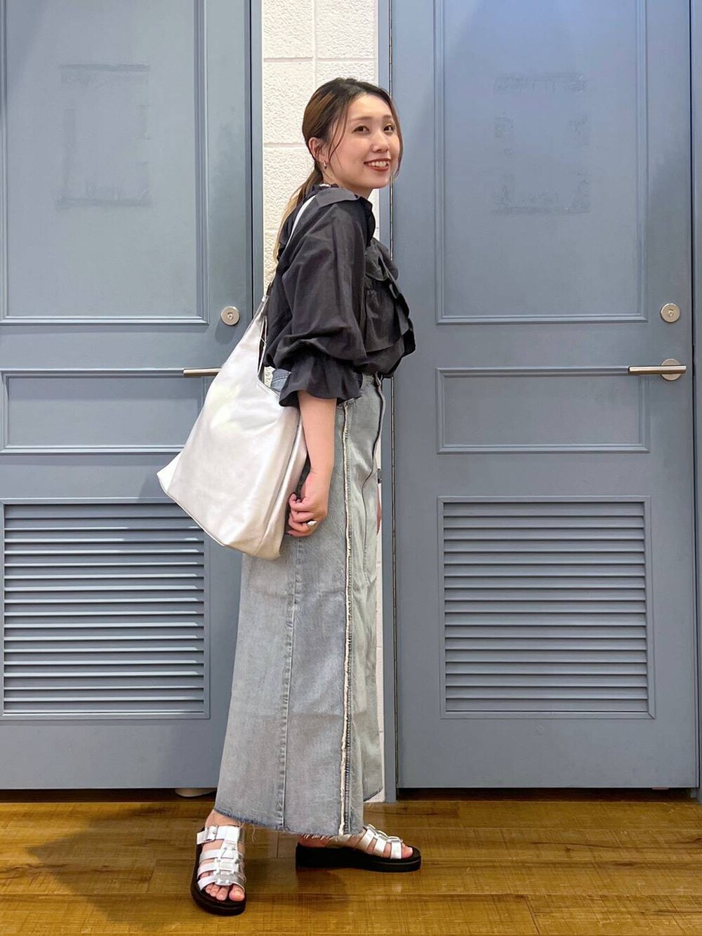 「カジュアル、着痩せ・細見え、女子ウケ、デート/ロマンティック、ローリーズスタイル_LOWRYS FARM、大人女子カジュアル_LOWRYS FARM、体型カバー、差し色コーデ、LOWRYS FARM、モノトーン」｜「LOWRYS FARMのフリルクロスギャザーブラウス６Ｓ 112820（シャツ/ブラウス、グレー系）」を使った、サヤカさん（レディース・155cm）の春コーディネートの3枚目の写真